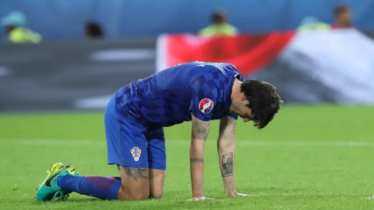 Vatreni morao napustiti travnjak