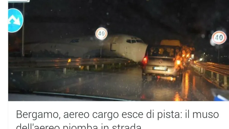 Teretni zrakoplov promašio pistu i sletio na krcatu autocestu