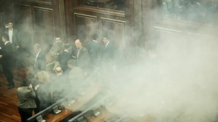 Dužnosnicima na kuće bacali ručne granate, u Parlamentu suzavac, a na Vladu nasrnuli kamenjem