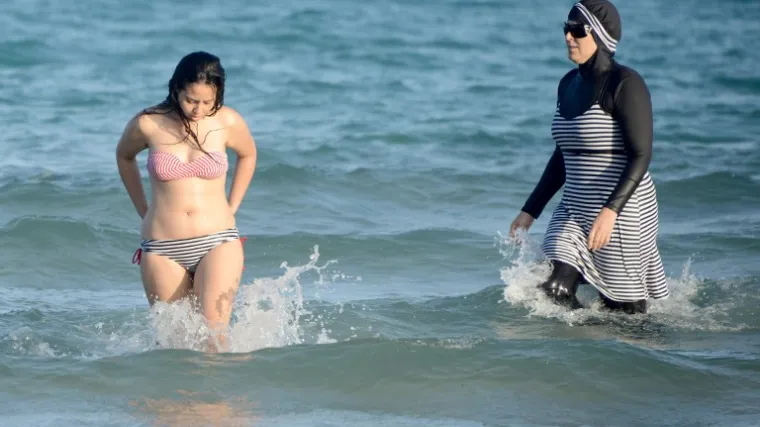 'JEL' VRUĆE ISPOD TOGA?': Novinarka u burkiniju šetala splitskim plažama i doživjela jako iznenađujuće komentare