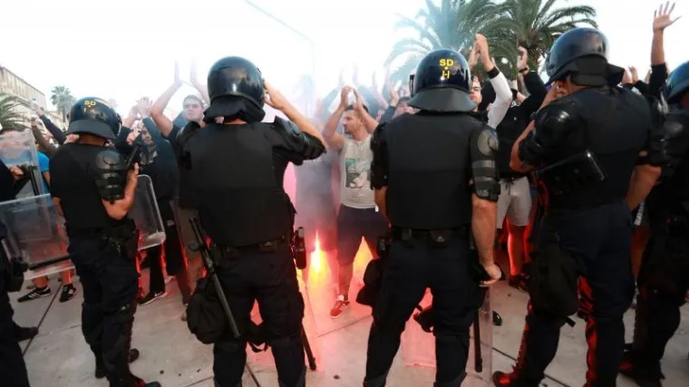 Okupljeni izvikivali uvredljive poruke upućene Hrvatskom nogometnom savezu, ali i govornicima