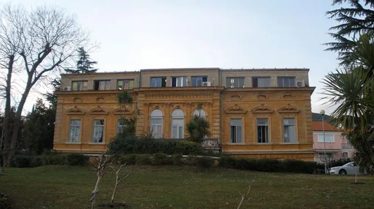 Pokušaj ubojstva pred školom u Opatiji: nožem napao i ranio učenika