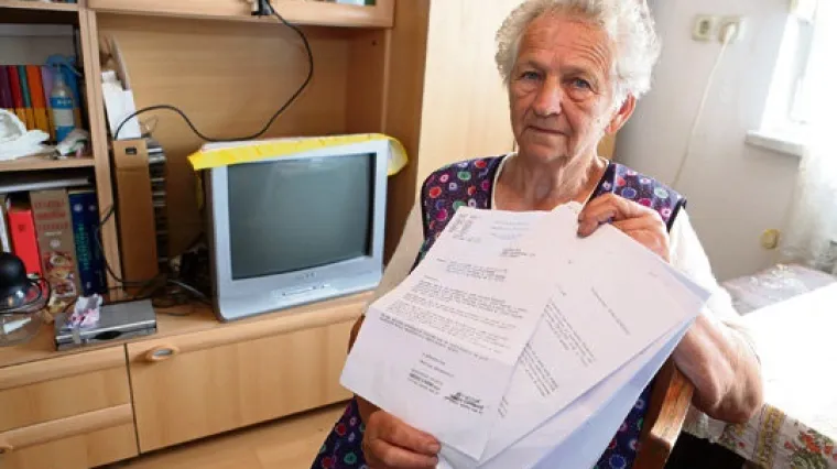 Zbog tuđih neplaćenih računa 80-godišnjoj baki godinama uzima pola mirovine