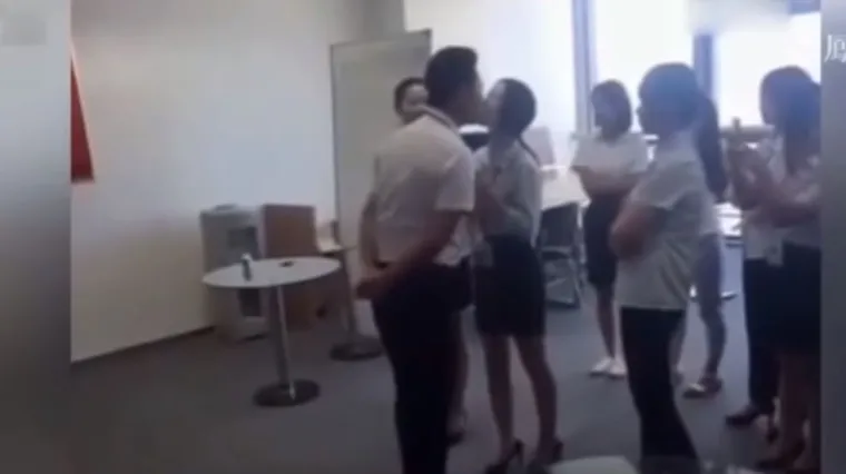 U ovoj tvornici sve radnice se moraju ujutro postrojiti i poljubiti šefa u usta