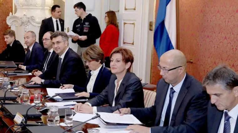 Umjesto raspisivanja natječaja, stranke međusobno podijelile državne tvrtke