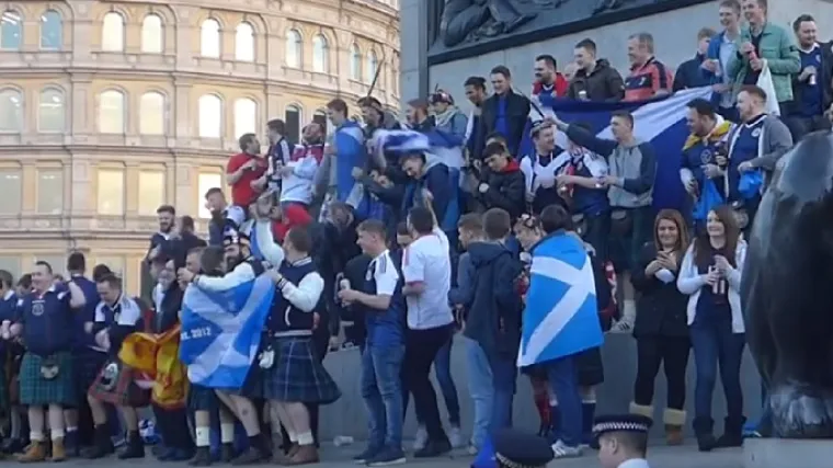 Veseli škotski navijači napravili ludnicu u glavnom britanskom gradu