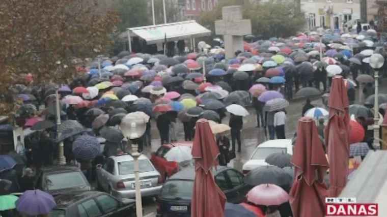 Stotine građana na prosvjedu u Širokom Brijegu zbog pretučenog mladića: policija štiti djecu tajkuna?