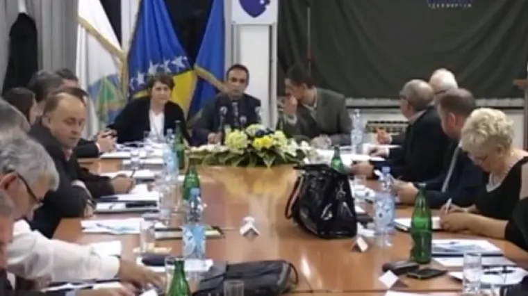 Vodio je sjednicu uz pomoć šaptačice