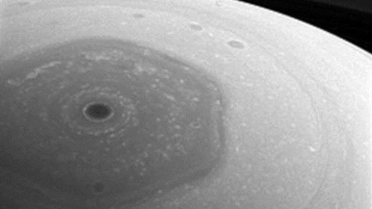 Cassini poslao nove fotografije šesterokuta sa Saturnovog sjevernog pola