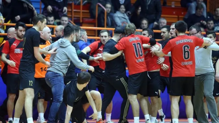 Tučnjava igrača i navijača zasjenila praznik nogometa u Domu sportova