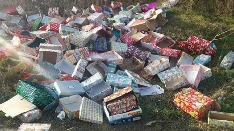 Netko je ukrao hrpu božićnih poklona za djecu, a kutije pobacao u kanal