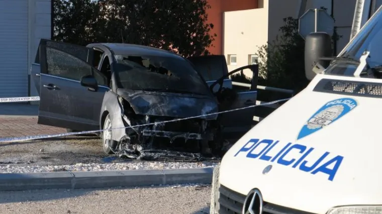 U auto-salonu AMG jedno vozilo potpuno izgorjelo, a drugo nagorjelo