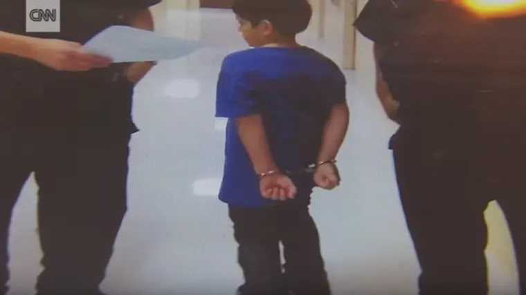 Američka policija stavila lisice 7-godišnjem djetetu s posebnim potrebama