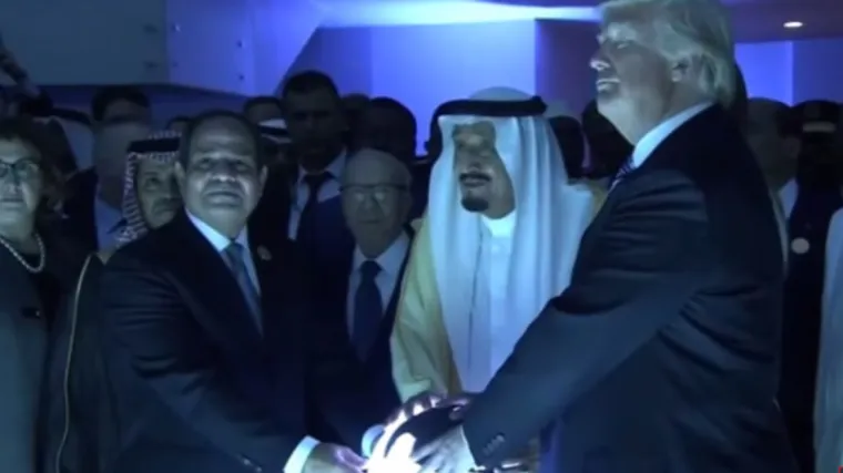 Internet zbog ove fotografije nemilosrdno sprda Donalda Trumpa