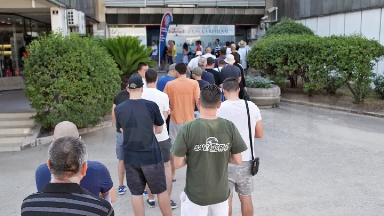 Dugačak red na Poljudu, satima se čekaju pretplate i malo ulaznica za Dugopolje