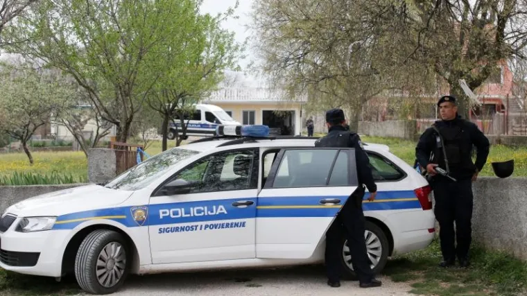 Bacio ručnu bombu u dvorište obiteljske kuće u Kneževim Vinogradima