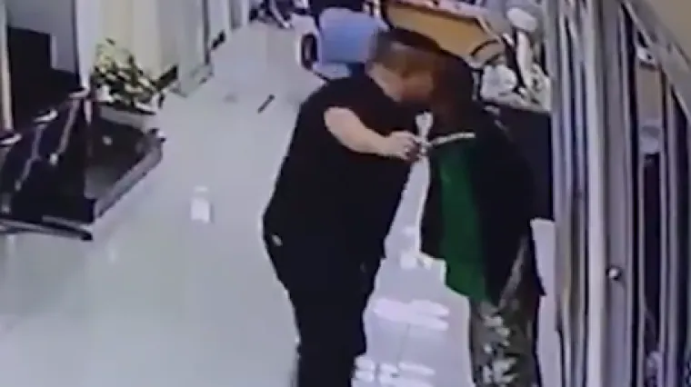 Policajac naoružanog napadača ukrotio - zagrljajem! Pogledajte potez kojem se divi cijeli svijet
