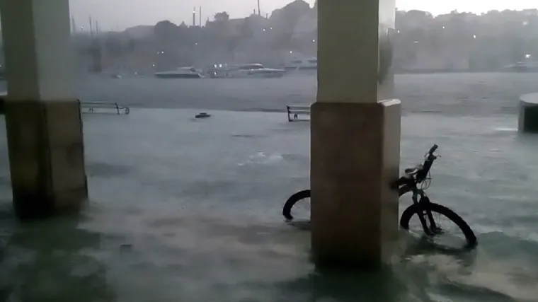 More poplavilo kuće, rivu, šetalište, a prodrlo je i u niz auta