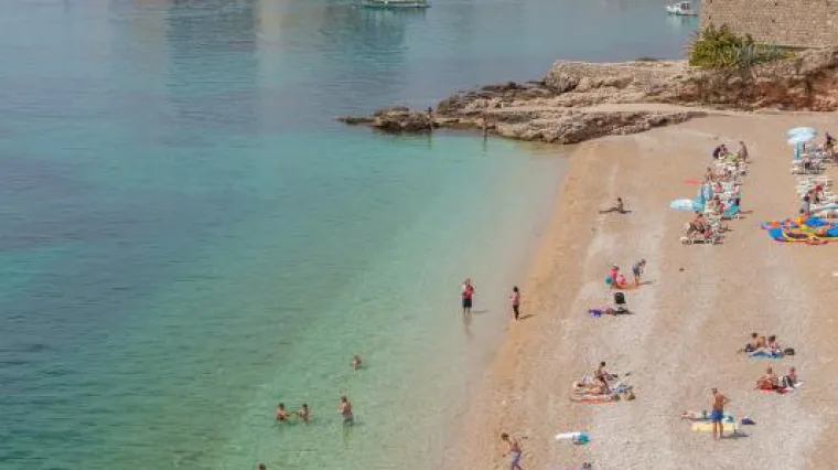 Ne može se na plažu s hranom i pićem: kako koncesionar u Dubrovniku krši zakon
