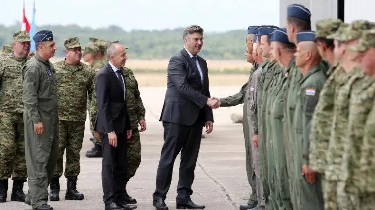 Plenković u Zemuniku ishvalio pilote koji sudjeluju u gašenju požara: odgovorio i na pitanje planira li im ponuditi bolje uvjete rada