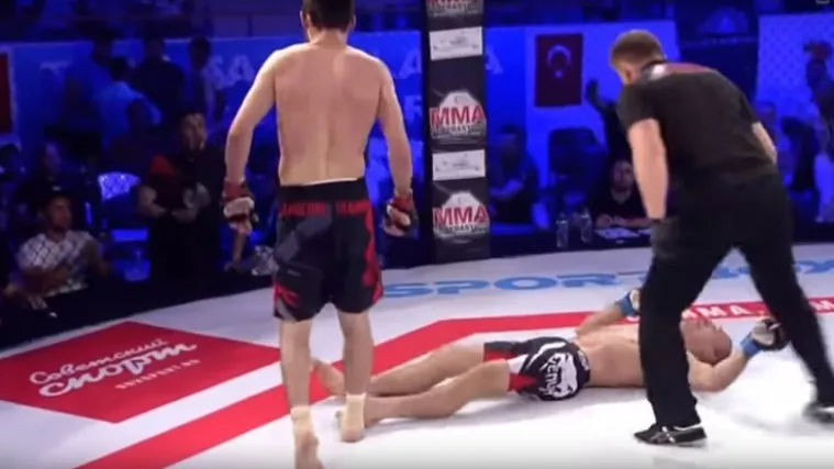 Izgubio svijest nakon gušenja, a onda brutalno nokautirao protivnika