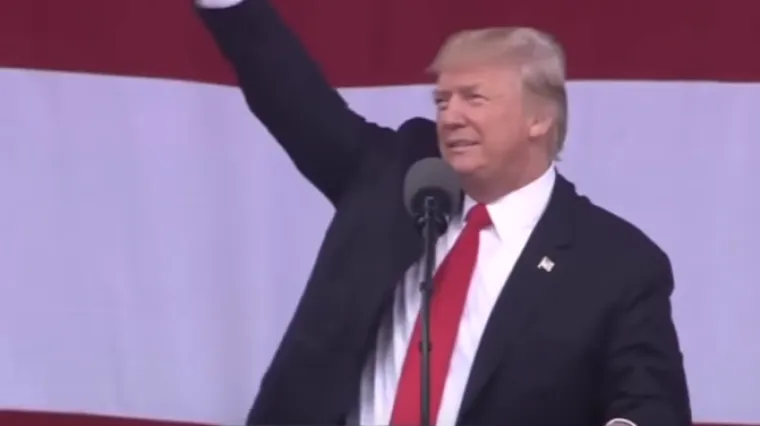 U svom govoru on izvrijeđao medije, blatio Hillary i pozivao na zviždanje Obami