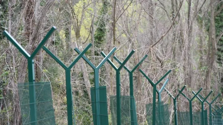 U pograničnom mjestu u Istri prolazi se kroz metalni koridor