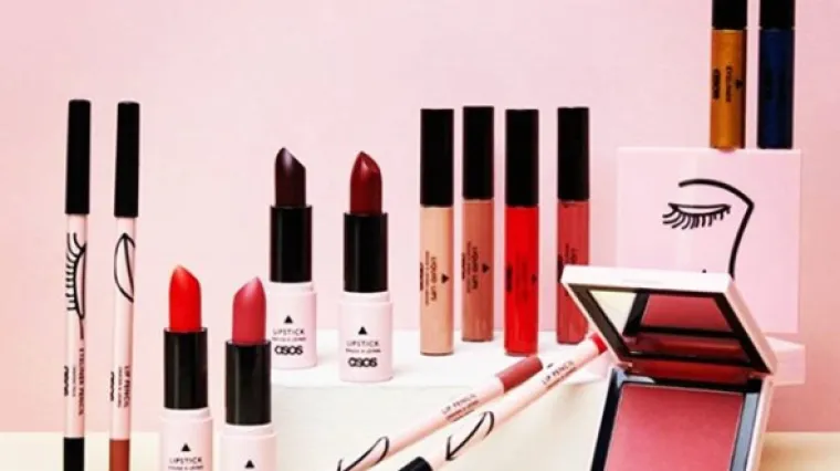 Asos je predstavio svoju liniju šminke, kao i beauty box raznih proizvoda (koji je već rasprodan)