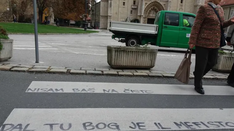 'DAL' TU BOG JE IL' MEFISTO': Na Kaptolu, tik pred ulaz u katedralu osvanuo provokativan grafit
