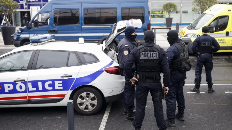 Muškarac naoružan nožem napao vojnika u Parizu: napadač spominjao Alaha