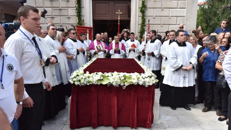 Nakon cjelonoćnog bdijenja u Dubrovniku svetog Leopolda Mandića dočekale tisuće vjernika u Splitu