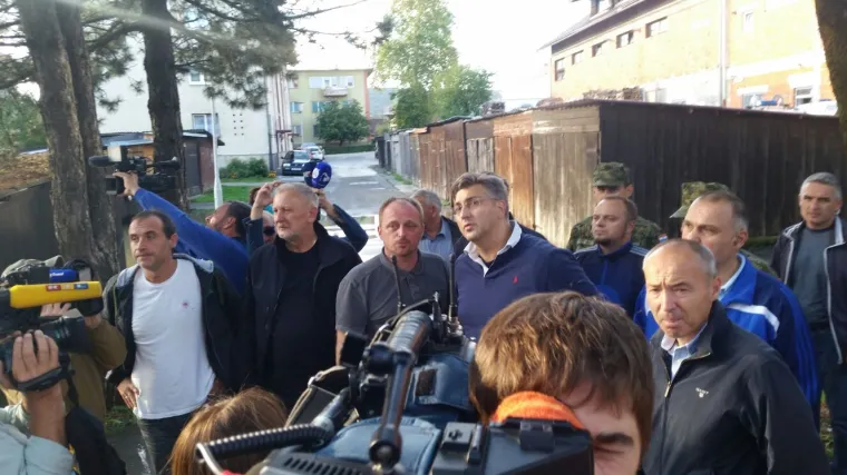 Premijer Plenković stigao u poplavljeni centar Ogulina - izlila se rijeka Dobra, izmjerena čak 334 cm vode!