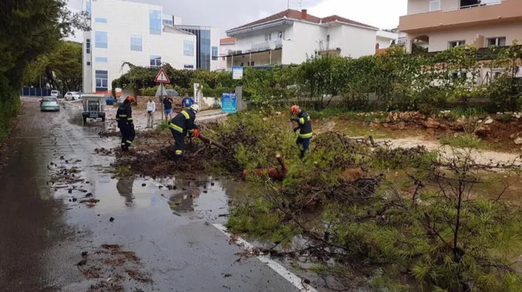 Kiša poplavila Trogir, u Brodotrogiru nevera srušila dio krova: oštećeno pet vozila