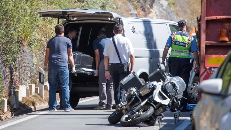 Prvo je motociklom udarila u automobil ispred, a zatim ju je pregazio kamion
