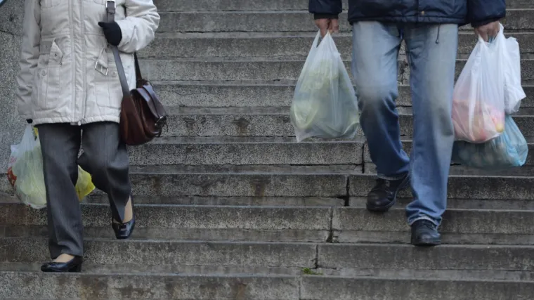 Građani postali hodajuće reklame: zakon omogućio trgovcima da naplaćuju vrećice s logom