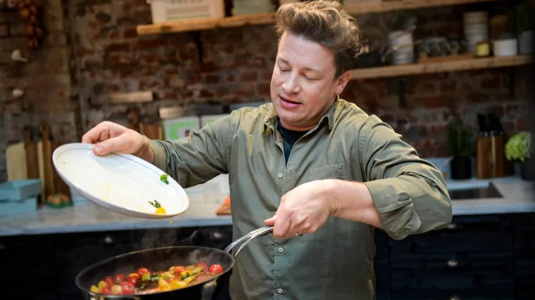 Ovo nismo očekivali: Jamie Oliver otkrio neobičan sastojak koji dodaje pečenom krumpiru