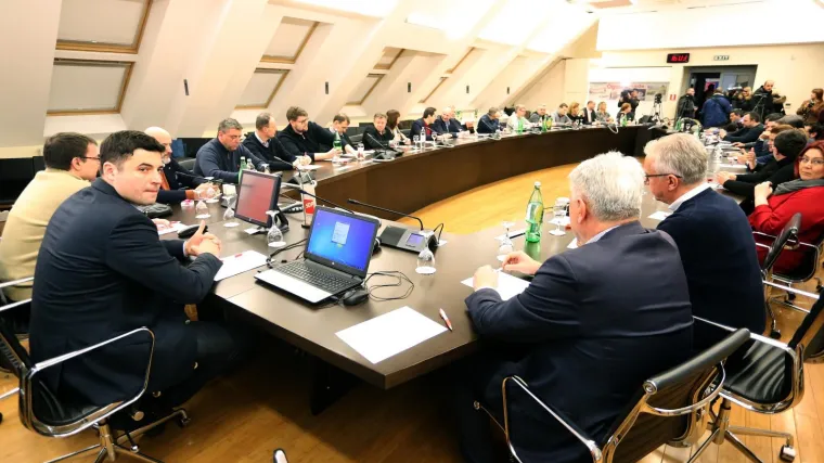 Šef SDP-a pozvao kolege da kažu što misle i onda je krenula paljba