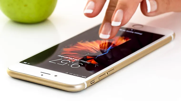 Znate li kako popraviti mobitel koji je pao u vodu?
