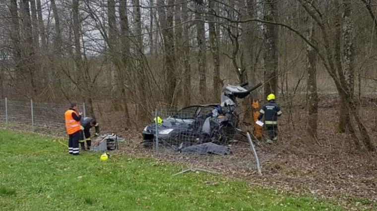 Vatrogasci rezali krov da dođu do tijela vozača, žena sjedila u šoku