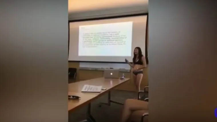 Iz inata se skinula za vrijeme prezentacije nakon što joj je profesorica rekla da se preoskudno obukla