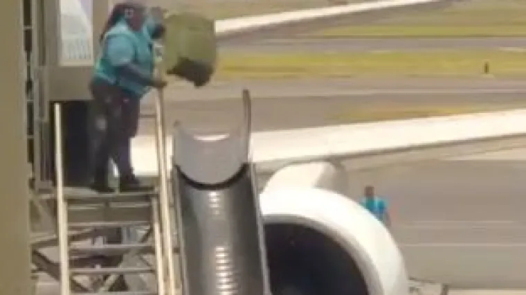 Putnica snimila zaposlenicu aerodroma; evo što radi s koferima