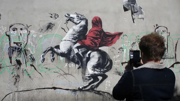 FOTO Umjetnost kao kritika: Banksy oslikao Pariz muralima posvećenima imigraciji
