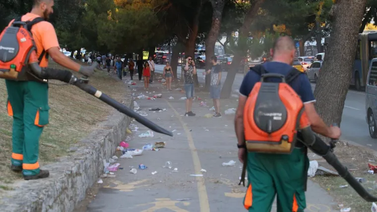 Komunalac već u 7 sati očistio i oprao i najmanji kutak oko Poljuda