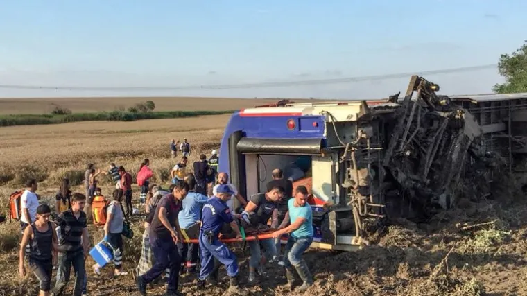 Vlak izletio iz tračnica - deset poginulih i 73 ozlijeđenih