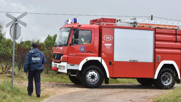 Drama u večernjim satima: Muškarca prikliještio traktor, satima su ga izvlačili, ali nije mu bilo spasa