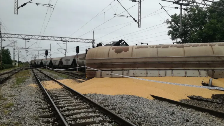 Prevrnuo se vlak koji je prevozio 100 tona kukuruza