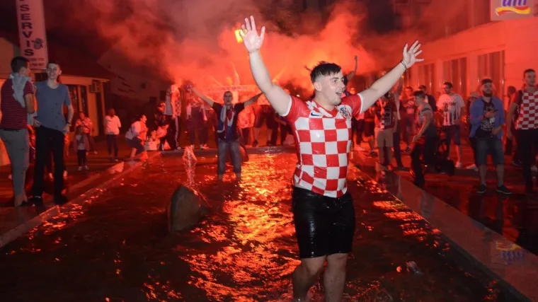 U sinoćnjem ludilu samo dva incidenta: Jedan vozač dobio šakom u glavu, drugom skakali po autu