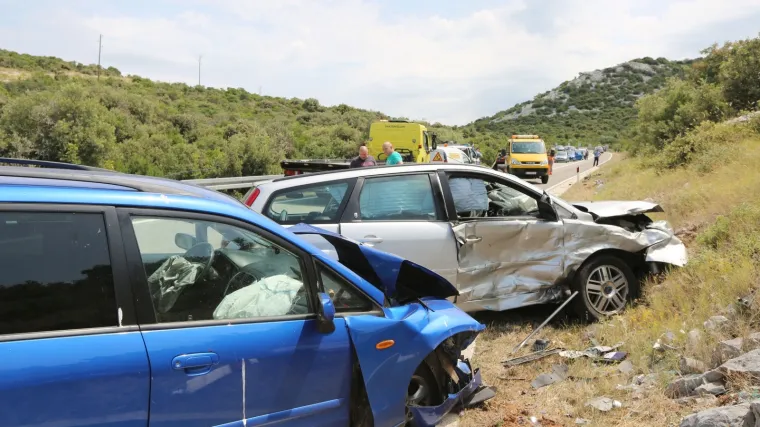 Lančani sudar na državnoj cesti kod Tisnog: Stradalo sedam osoba, ostali su zarobljeni u automobilima