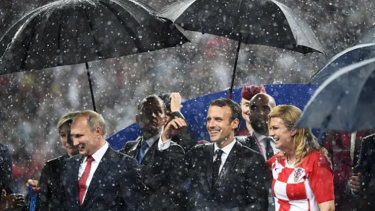 Ruske službe objasnile zašto su Kolinda i Macron pokisli, dok je Putin nad glavom imao kišobran
