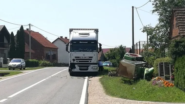 Nakon sudara s kamionom traktor udario u ogradu i prevrnuo se